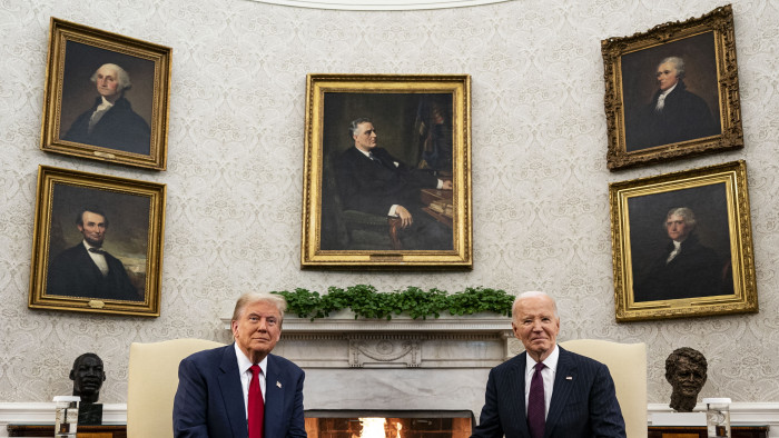 Újra megviccelte az előző elnököt Donald Trump: tollá változott Joe Biden portréja