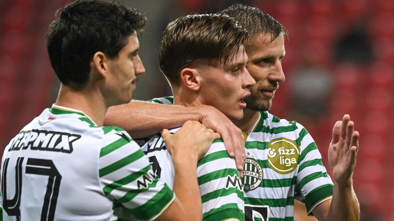 A gólszerző Gruber Zsombor (k) valamint csapattársai Callum ODowda (b) és Varga Barnabás a labdarúgó Fizz Liga 6. fordulójában játszott Debreceni VSC  Ferencvárosi TC mérkőzésen a debreceni Nagyerdei Stadionban 2025. augusztus 31-én.