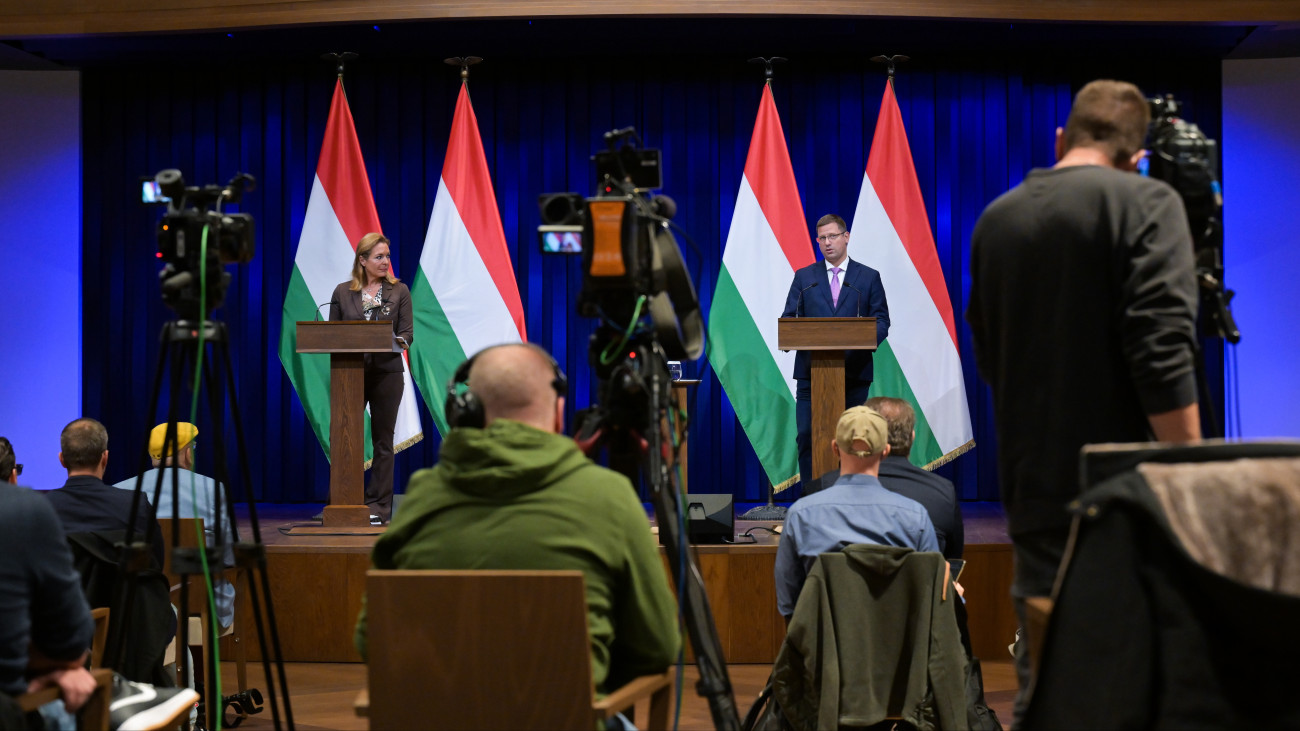 Gulyás Gergely, a Miniszterelnökséget vezető miniszter és Vitályos Eszter kormányszóvivő a Kormányinfó sajtótájékoztatón a Karmelita kolostorban 2025. szeptember 25-én.