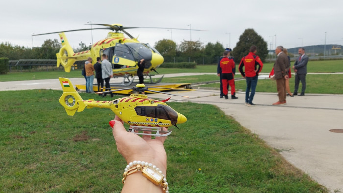 Helikopter száll le a debreceni stadionban