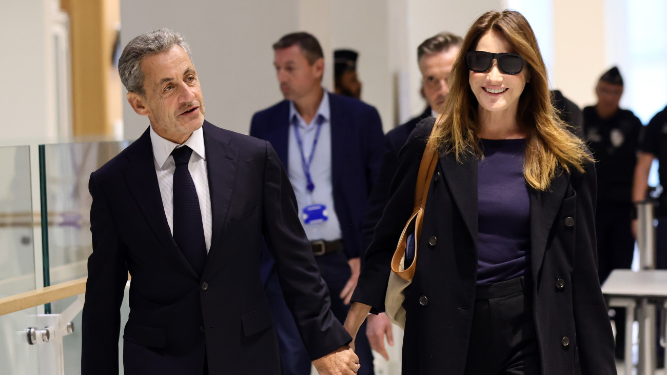 Nicolas Sarkozy volt francia elnök a feleségével, Carla Brunival érkezik a büntetőperében hozott ítélet kihirdetésére egy párizsi bíróságra 2025. szeptember 25-én. Sarkozy és 12 másik vádlott, köztük egykori kormányának három minisztere a vád szerint több millió eurós illegális választási kampánytámogatást kapott a néhai líbiai diktátor, Moammer Kadhafi rezsimjétől. Sarkozyt korábban már kétszer is bűnösnek találták a 2012-es kampánya illegális finanszírozásának ügyében zajló vizsgálat végén.