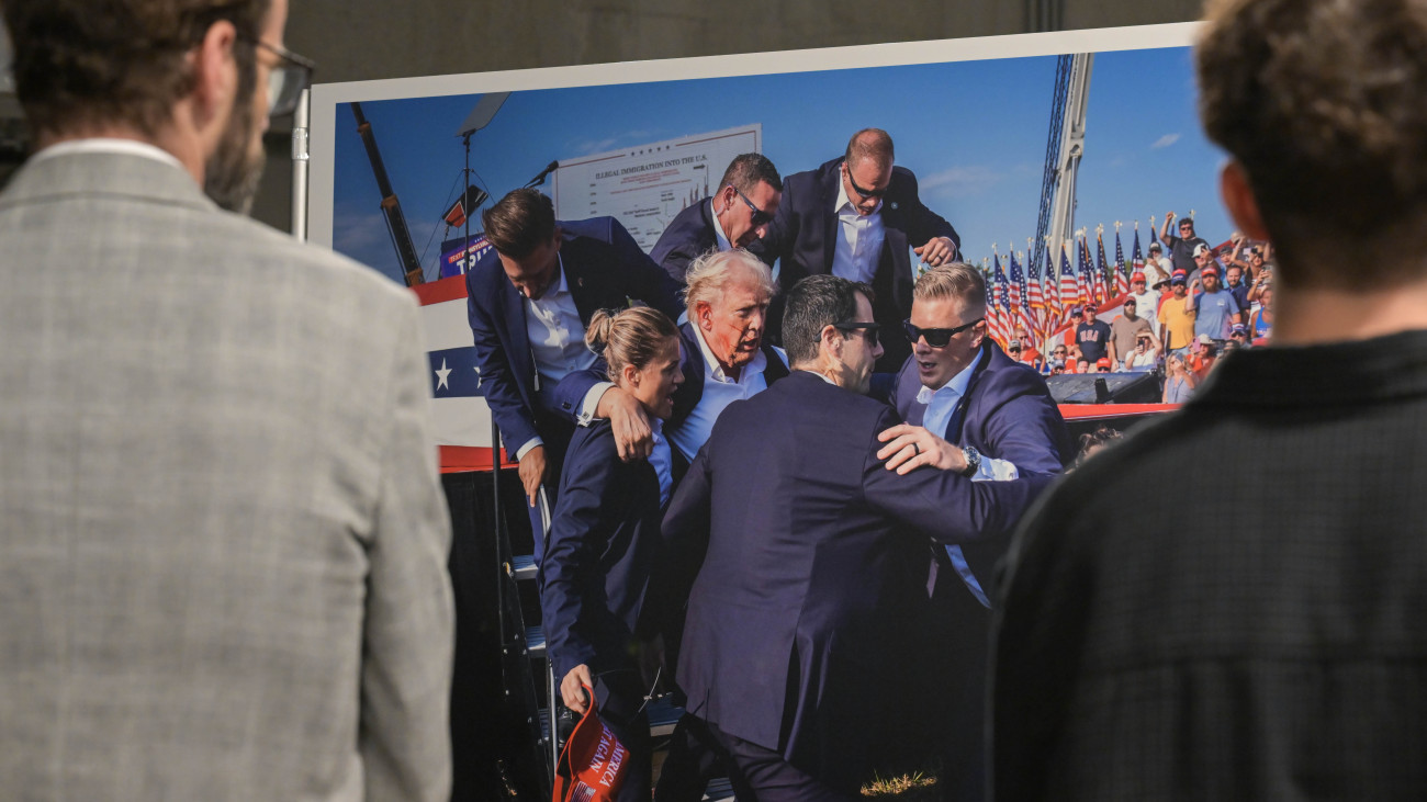 Látogatók a World Press Photo Exhibition 2025 fotókiállítás megnyitóján a Biodómban 2025. szeptember 25-én.