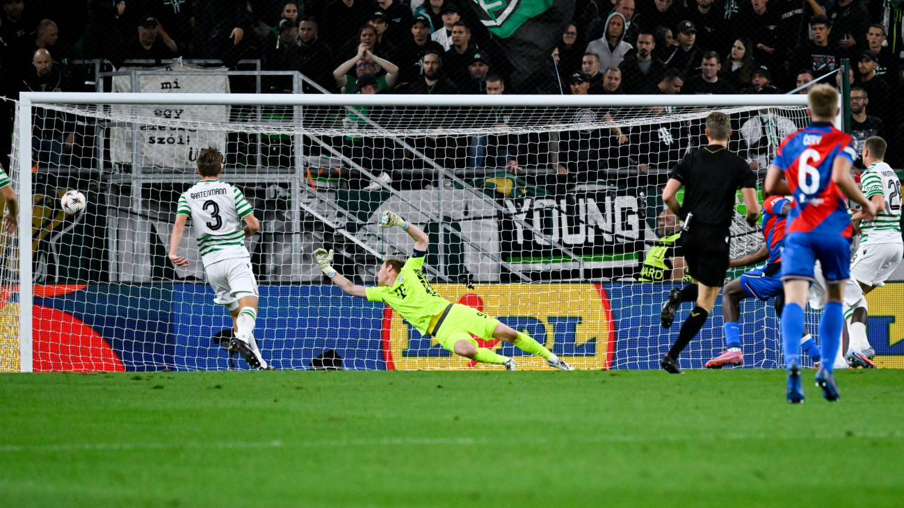 Dibusz Dénes, a Ferencváros kapusa (b2) gólt kap a labdarúgó Európa-liga alapszakaszának első fordulójában játszott Ferencváros TC - Viktoria Plzen mérkőzésen a budapesti Groupama Arénában 2025. szeptember 25-én.