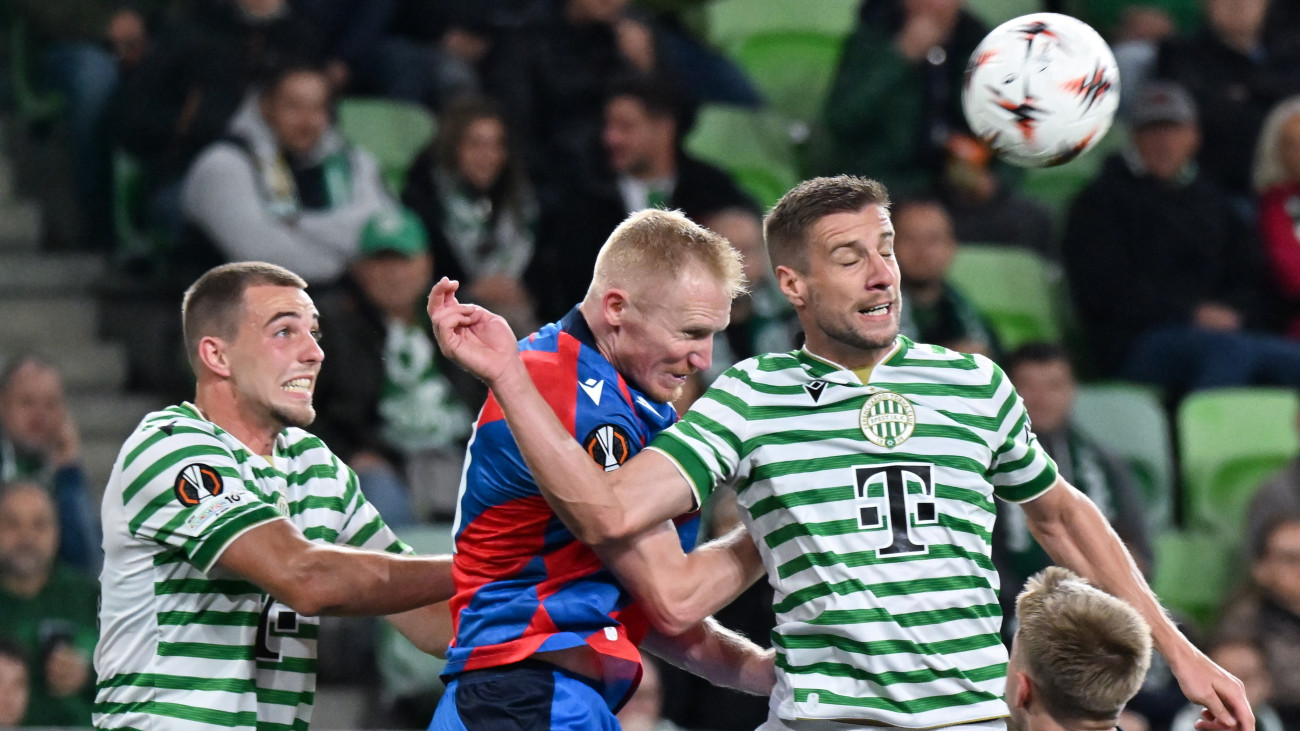 Toon Raemaekers (b) és Varga Barnabás (j), a Ferencváros, valamint Václav Jemelka, a Viktoria Plzen játékosa a labdarúgó Európa-liga alapszakaszának első fordulójában játszott Ferencváros TC - Viktoria Plzen mérkőzésen a budapesti Groupama Arénában 2025. szeptember 25-én.