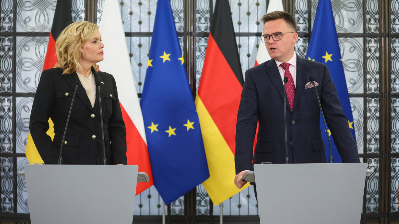 Julia Klöckner, a német parlamenti alsóház, a Bundestag elnöke (b) és Szymon Holownia, a lengyel parlamenti alsőház, a szejm elnöke sajtóértekezletet tart a megbeszélésüket követően a lengyel parlamentben Varsóban 2025. szeptember 26-án.