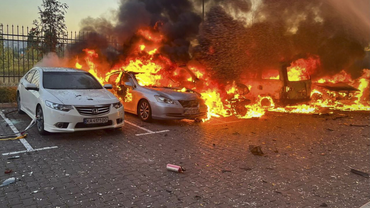 Az ukrán Állami Katasztrófaelhárító Szolgálat képén autók lángolnak kijevi lakóházak parkolójában egy orosz dróntámadás után, 2025. szeptember 20-án. A több ukrajnai térség elleni orosz drón- és rakétatámadásokban ukrán források szerint három ember életét vesztette, több tucat megsebesült.