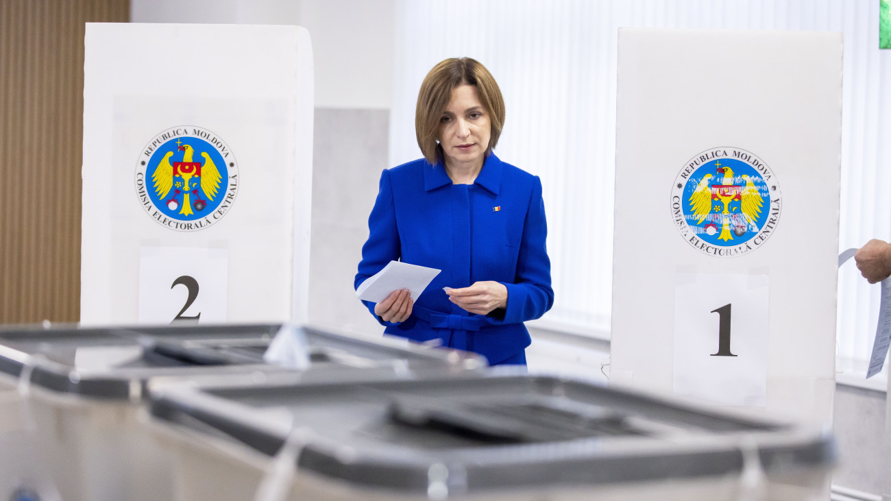 Maia Sandu moldovai elnök leadja szavazatát egy chisinaui szavazóhelyiségben 2025. szeptember 28-án, a moldovai parlamenti választások napján.