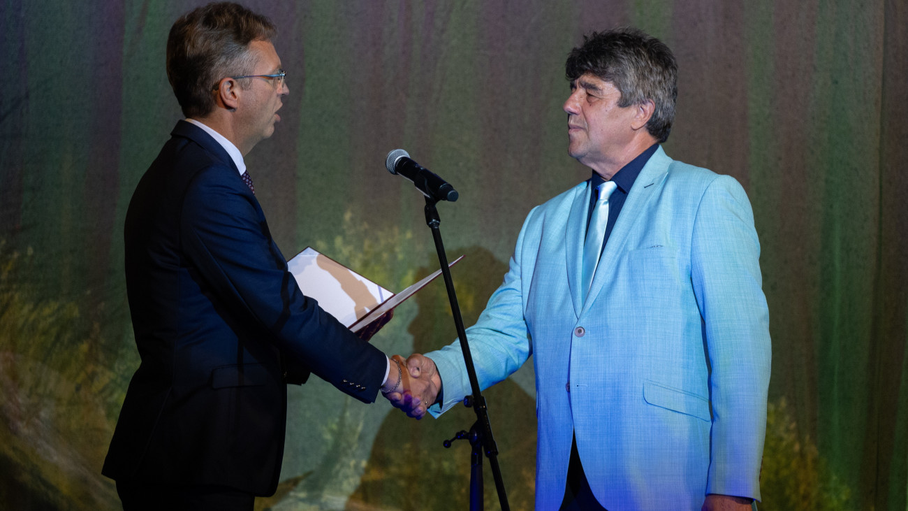 Nemcsák Károly, a József Attila Színház igazgatója (j) átveszi a következő ötéves ciklusra szóló kinevezési oklevelét Hankó Balázs kultúráért és innovációért felelős minisztertől (b) a fővárosi teátrumban, a Shrek, a Musical című előadás előtt 2025. szeptember 28-án. Nemcsák Károlyt a József Attila Színház Nonprofit Kft. ügyvezető igazgatói feladatának ellátására a 2026. február 1-jétől 2031. január 31-ig szóló időszakra nevezték ki.