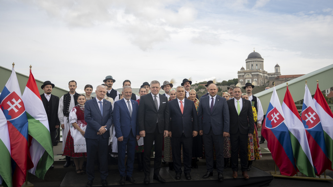 A Miniszterelnöki Kommunikációs Főosztály által közreadott képen Orbán Viktor miniszterelnök (első sor, j3) és Robert Fico szlovák kormányfő (első sor, b3) az Esztergomot és Párkányt összekötő Mária Valéria híd átadása 130. évfordulóján rendezett ünnepségen 2025. szeptember 28-án.