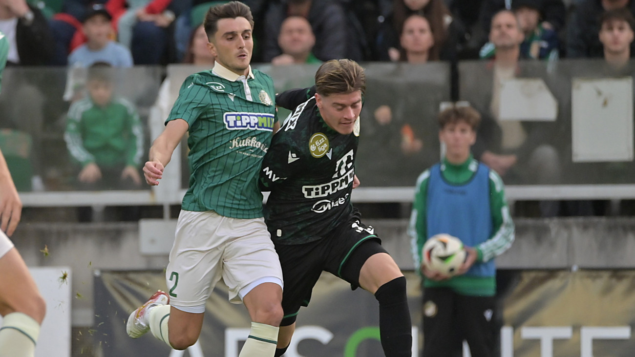Stefan Vladoiu (b), a Győr és Habib Maiga, a Ferencváros játékosa a labdarúgó Fizz Liga 8. fordulójában játszott ETO FC - Ferencvárosi TC mérkőzésen a győri ETO Stadionban 2025. szeptember 28-án.