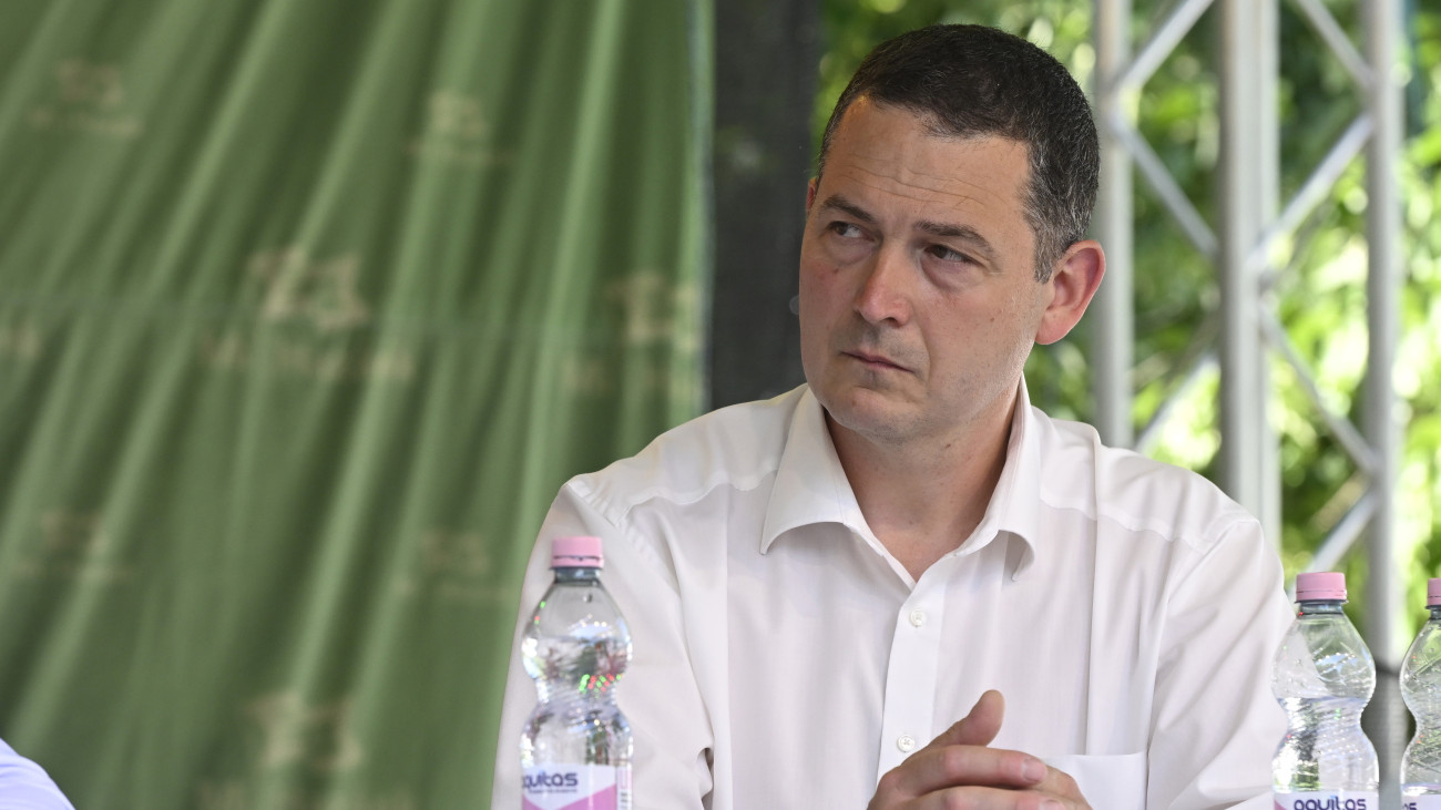 Kisberk Szabolcs, a párt kommunikációs igazgatója a Mi Hazánk Mozgalom majálisán a fővárosi Bikás parkban 2025. május 1-jén.