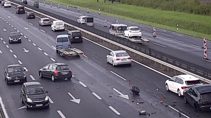 Harmonika hatás, szembe sávba menekülés és csattanás az M1-esen – videó
