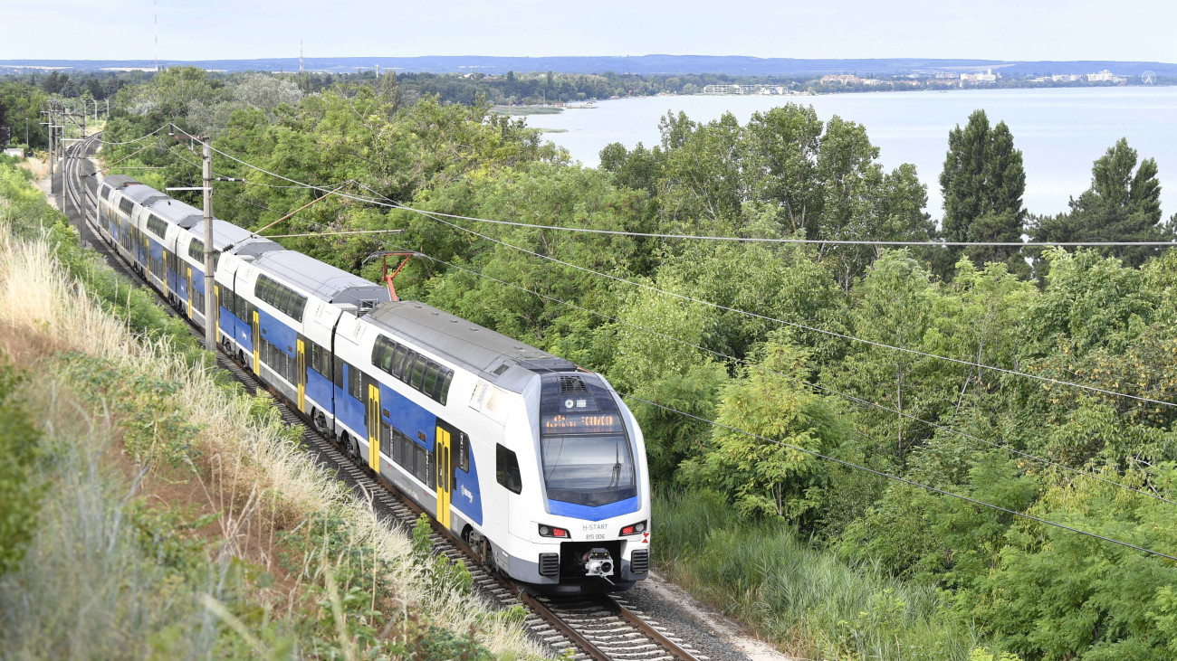 A Szolnok és Fonyód között közlekedő Napfürdő Expressz Balatonvilágosnál 2021. július 11-én. A nyári menetrend bevezetése óta a Balaton déli partjára az új emeletes KISS motorvonatokkal is el lehet jutni a fővároson át a Szob–Vác–Fonyód, valamint a Szolnok–Cegléd–Fonyód útvonalon.
