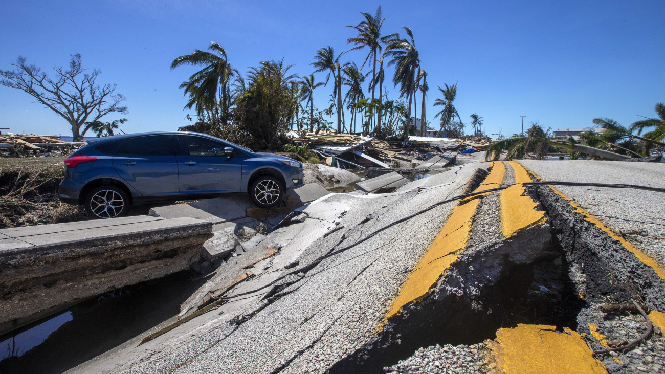 Megrongálódott úttest az Ian hurrikán elvonulása után a Florida állambeli  Fort Myers településen 2022. szeptember 30-án. Floridában már legkevesebb 42 halálos áldozata van a négyes erősségű hurrikánnak.