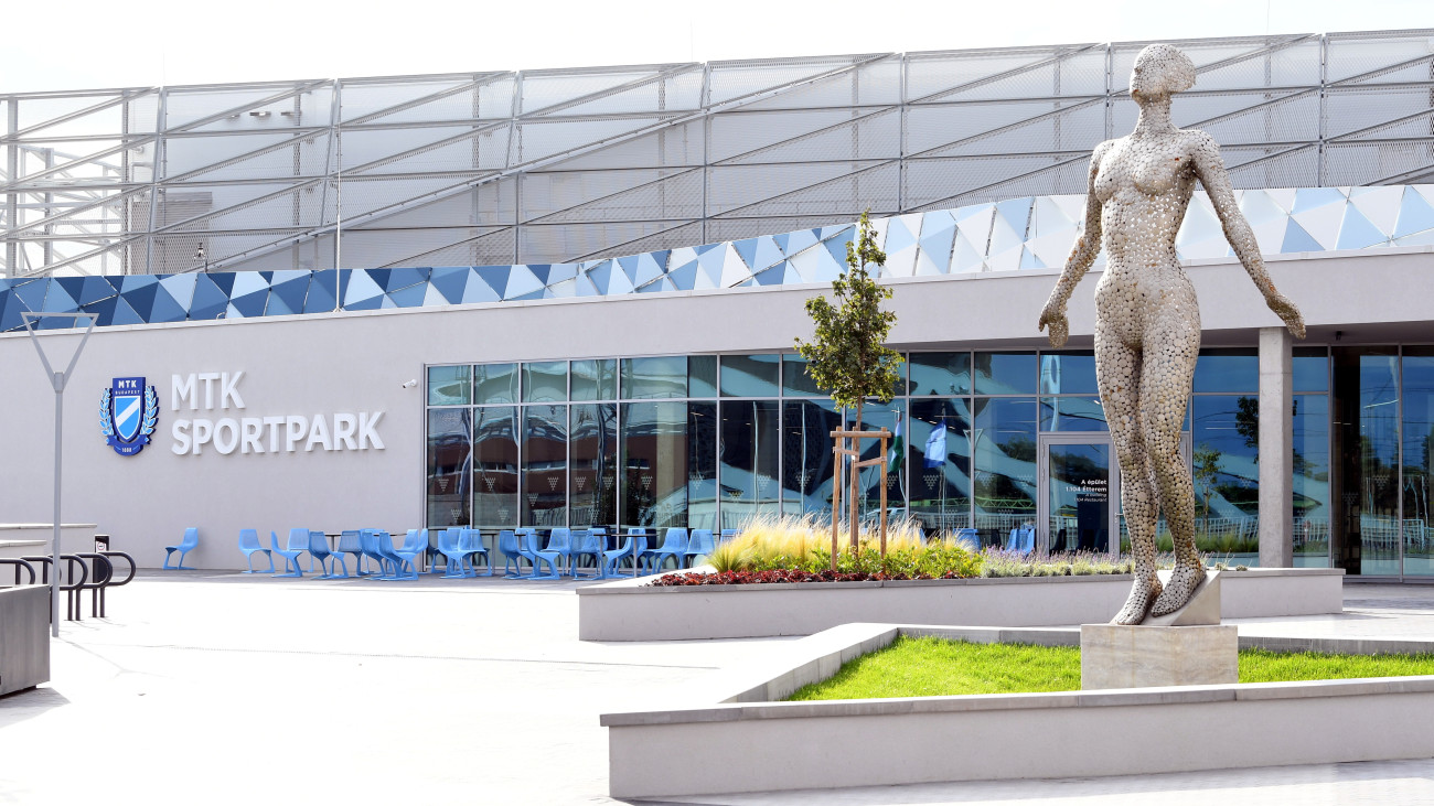 Az MTK Sportpark az ünnepélyes megnyitója napján Budapesten, a VIII. Kerepesi úton 2025. szeptember 28-án.  A 9,5 hektáros sportpark területén többek között egy 5000 fős nézőtérrel rendelkező, több mint 11 ezer négyzetméteres sportcsarnok, egy 3800 négyzetméteres edzőcsarnok, 33 800 négyzetméteres zöldterület és egy hatalmas napelempark jött létre, a fűtést pedig az 1350 méter mélyről jövő geotermikus energia biztosítja.