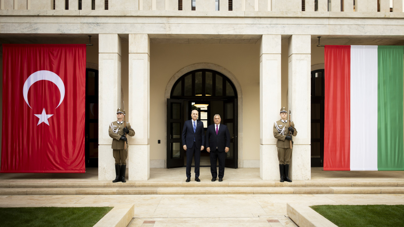 A Miniszterelnöki Kommunikációs Főosztály által közreadott képen Orbán Viktor miniszterelnök (j) fogadja Numan Kurtulmust, a Török Nagy Nemzetgyűlés elnökét a Karmelita kolostorban 2025. szeptember 29-én.
