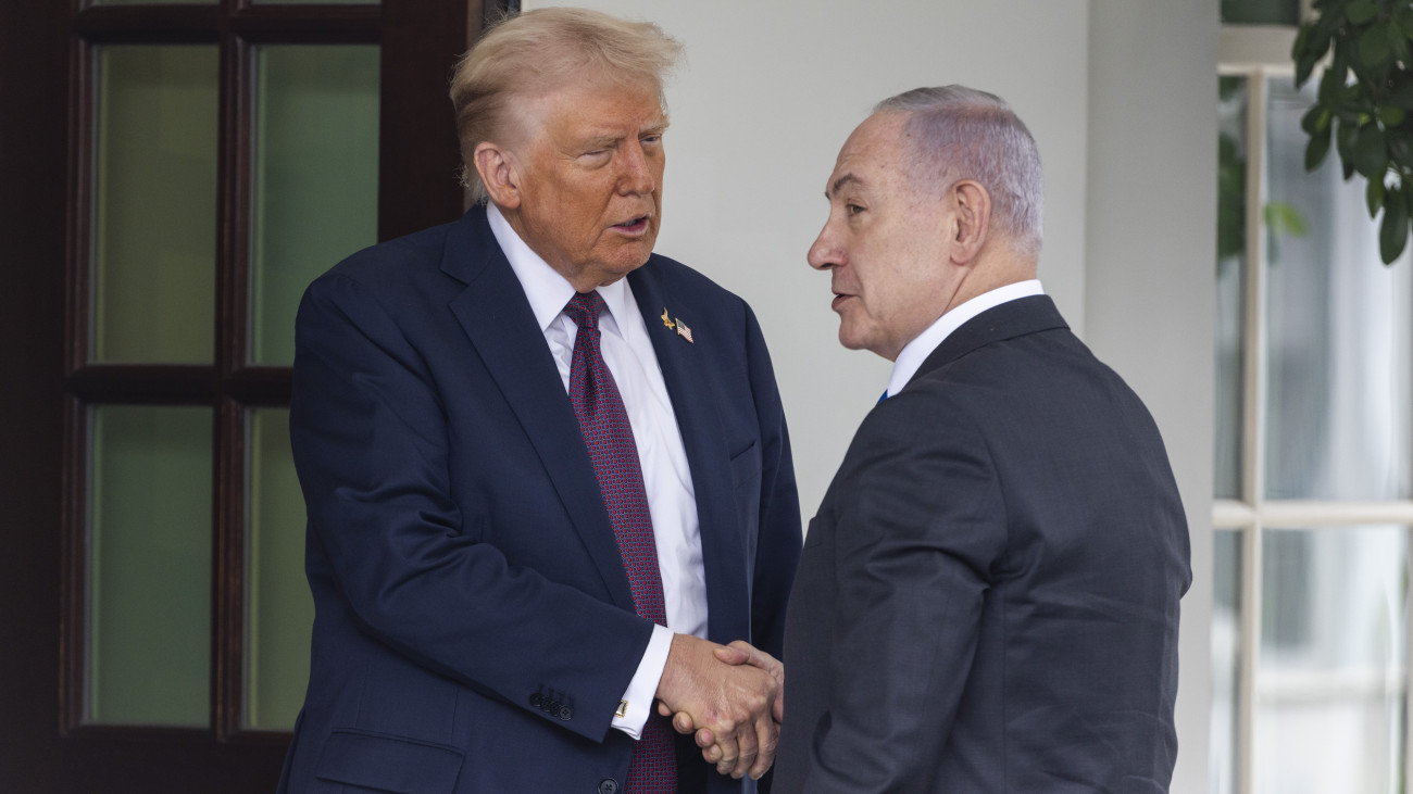 Donald Trump amerikai elnök (b) fogadja Benjámin Netanjahu izraeli miniszterelnököt a washingtoni Fehér Házban 2025. szeptember 29-én.