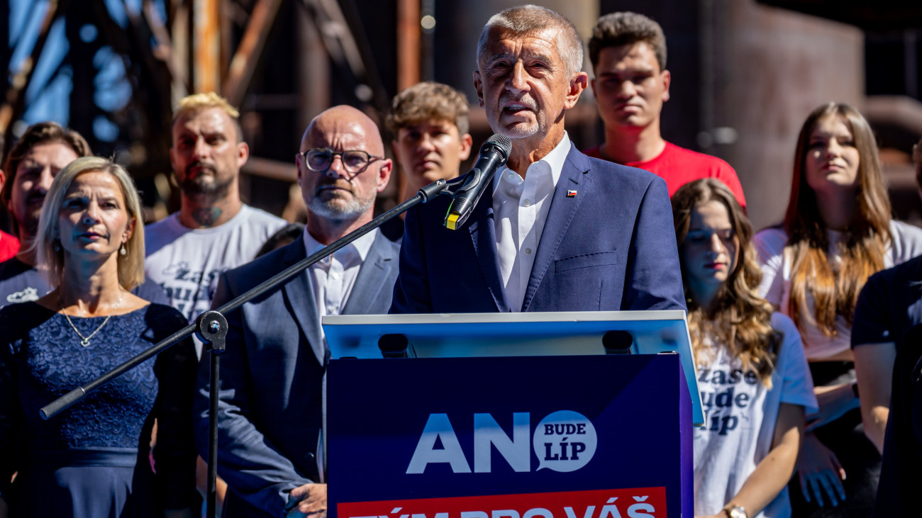 Andrej Babis volt cseh miniszterelnök, az ellenzéki Elégedetlen Polgárok Kezdeményezése (ANO) mozgalom elnöke ismerteti a tömörülés választási programját az észak-morvaországi Ostravában tartott kampányrendezvényen 2025. szeptember 4-én. Csehországban október 3-i kezdettel kétnapos parlamenti választásokat tartanak.