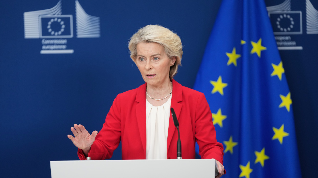 Ursula von der Leyen, az Európai Bizottság (EB) elnöke sajtóértekezletet tart az uniós testület brüsszeli székházában a NATO főtitkára, Mark Rutte részvételével tartandó bizottsági ülés előtt 2025. szeptember 30-án.