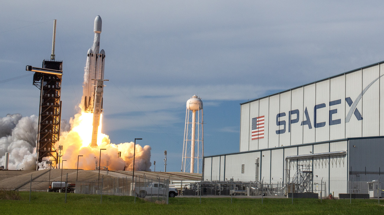 A NASA GOES-U időjárási műholdját szállító SpaceX Falcon Heavy nagy teherbírású hordozórakétát felbocsátják a floridai Cape Canaveral Kennedy Űrközpontjának kilövőállásáról 2024. június 25-én. A műhold csaknem 36 ezer kilométeres magasságban kering majd az Egyenlítő fölött, hogy megfigyelje az Egyesült Államok időjárásával kapcsolatos jelenségeket.
