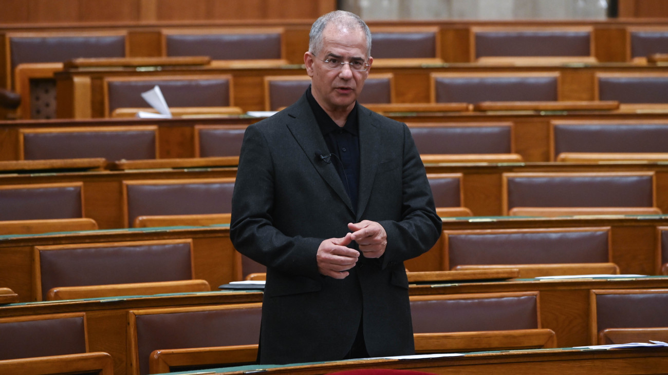 Kósa Lajos, a Fidesz képviselője azonnali kérdést tesz fel az Országgyűlés plenáris ülésén 2025. június 10-én.