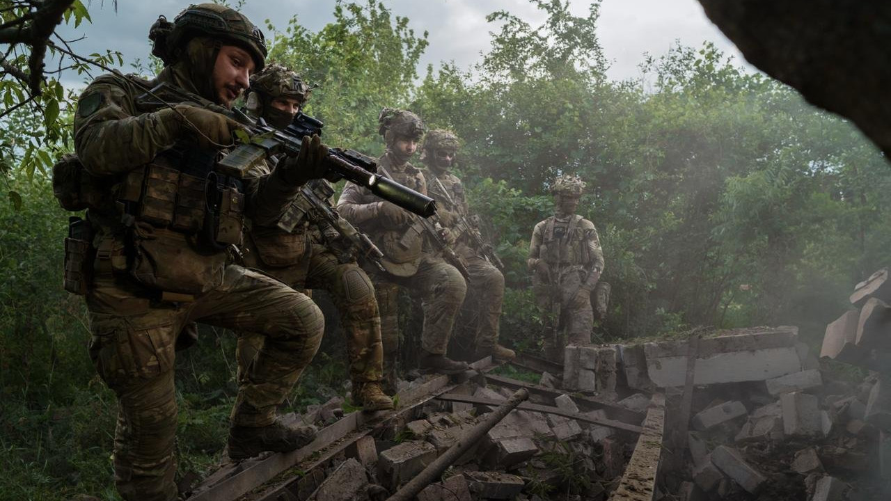 Ukrán katonák Pokrovszk körzetében, a fronton.