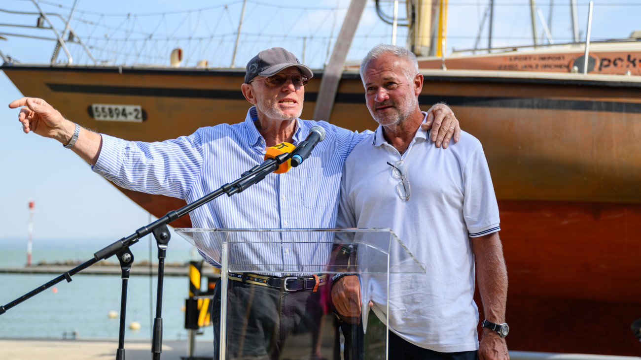 Fa Nándor hajótervező és -építő, óceáni szólóvitorlázó (b) és Gál József hajóépítő, vitorlázó a Szent Jupát vitorlás vízre bocsátása alkalmából tartott ünnepségen a révfülöpi Cholnoky Jenő Gyermek- és Ifjúsági Kikötőben 2024. szeptember 4-én. A vitorlással Fa Nándor és Gál József 1986-87-ben vitorlázta körül a Földet. A Magyar Műszaki és Közlekedési Múzeum a Mathias Corvinus Collegiummal együttműködve a Balaton vizére bocsátotta a legendás hajót, amelyet restaurálása után az MCC diáktáborban állítanak ki.MTI/Vasvári Tamás