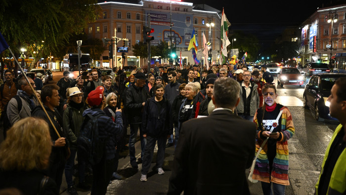 Hadházy Ákos visszatért a Ferenciek terére, elnézést kért - a templomnál imádkozók álltak