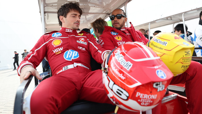 Szakíró a Ferrari pilótáiról: Hamilton gyászol, Leclerc leléphet