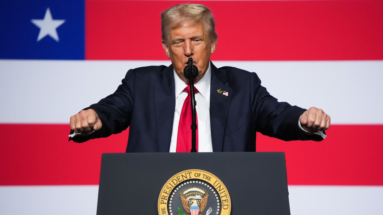 Donald Trump amerikai elnök az Egyesült Államok katonai vezetésének tanácskozásán a tengerészgyalogság virginiai támaszpontján, Quanticóban 2025. szeptember 30-án.