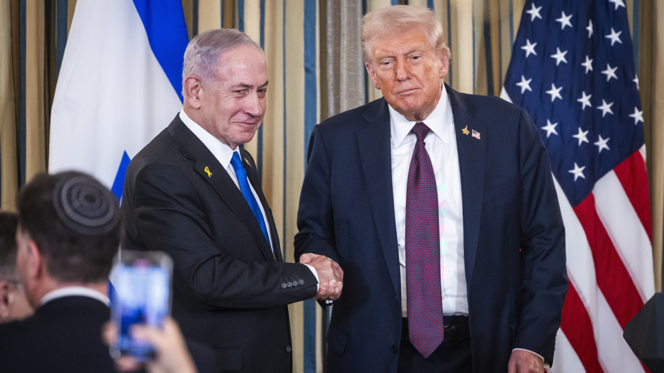 Benjámin Netanjahu izraeli miniszterelnök (b) és Donald Trump amerikai elnök kezet fog a megbeszélésüket követő sajtóértekezleten a washingtoni Fehér Házban 2025. szeptember 29-én.