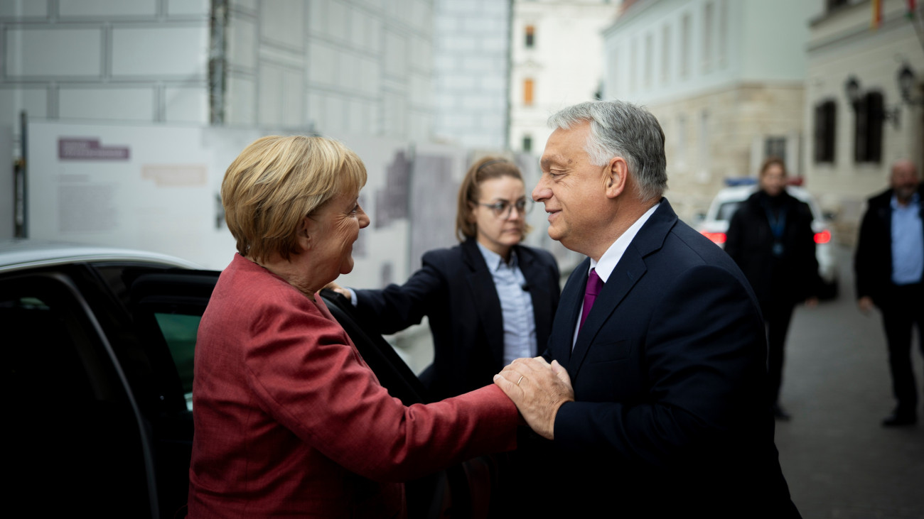 A Miniszterelnöki Kommunikációs Főosztály által közreadott képen Orbán Viktor miniszterelnök fogadja Angela Merkelt, a Németországi Szövetségi Köztársaság korábbi kancellárját a Karmelita kolostorban 2025. október 1-jén.