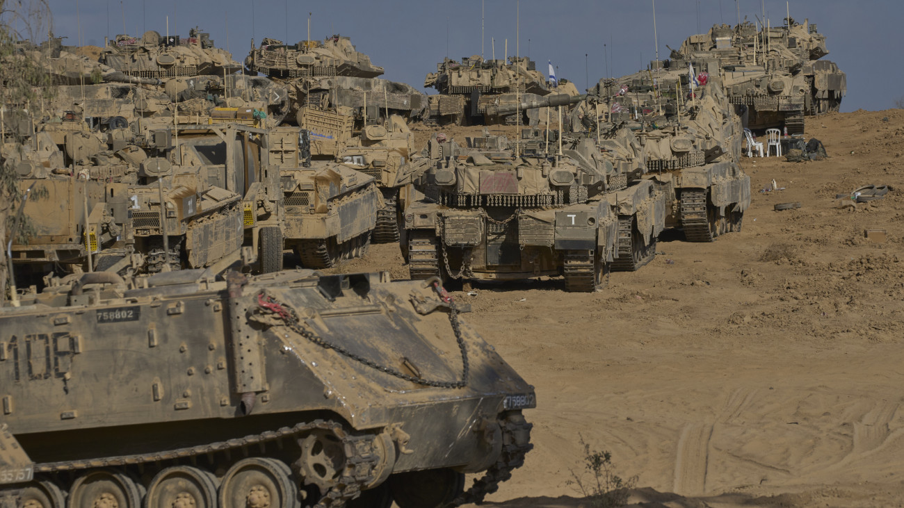 Izraeli harckocsik állomásoznak a Gázai övezet peremén, Izrael déli részén 2025. szeptember 21-én, a palesztin övezetben végzett izraeli katonai műveletek kezdetének második évfordulója előtt két héttel.
