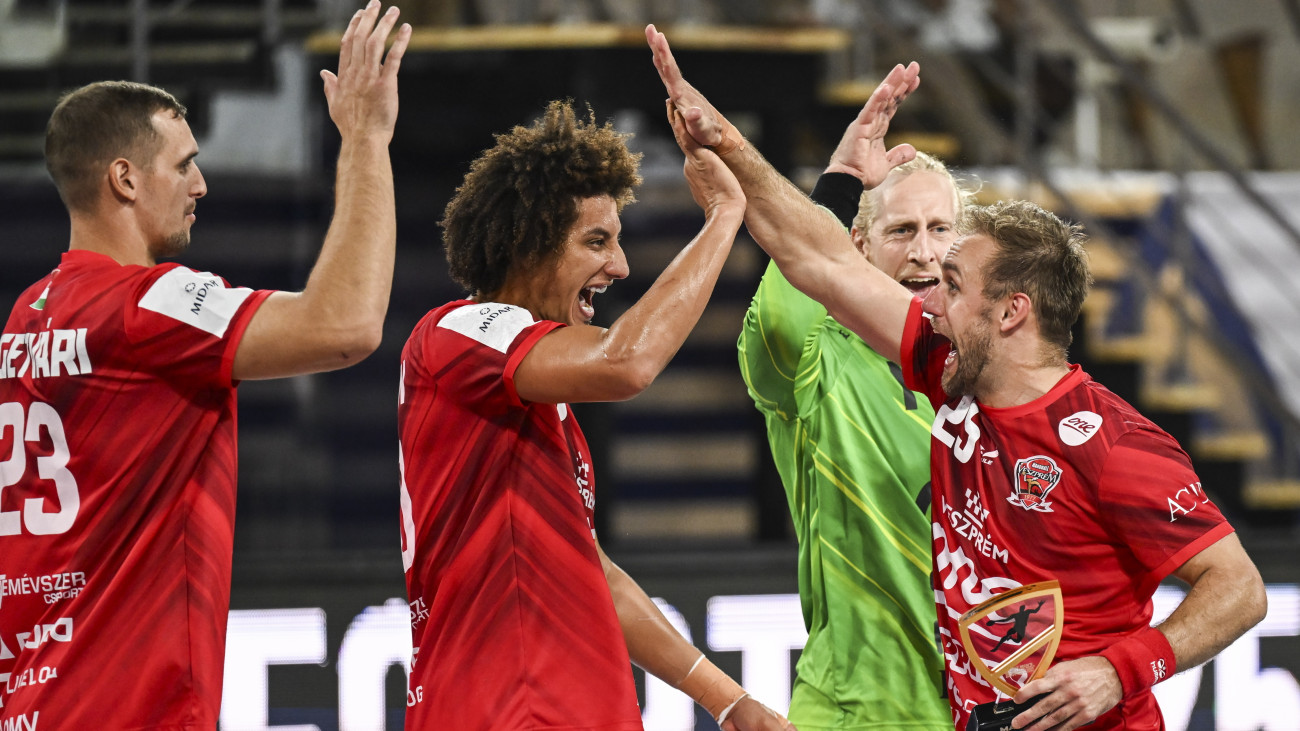 Ligetvári Patrik, Ali Zein és Luka Cindric, a One Veszprém HC játékosai (b-j), miután 23-20-ra győztek a férfi kézilabda klubvilágbajnokság elődöntőjének One Veszprém HC-SC Magdeburg mérkőzésén az egyiptomi Új Közigazgatási Fővárosban 2025. szeptember 30-án.