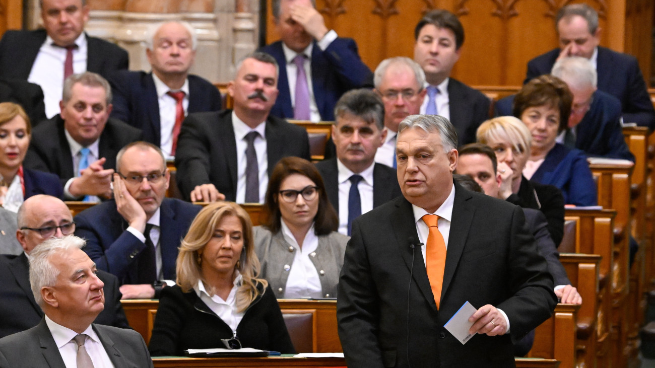 Orbán Viktor miniszterelnök válaszol a frakcióvezetők felszólalásaira, akik reagáltak a kormányfő napirend előtti felszólalására az Országgyűlés plenáris ülésén 2024. február 26-án. Balra Semjén Zsolt miniszterelnök-helyettes.MTI/Koszticsák Szilárd