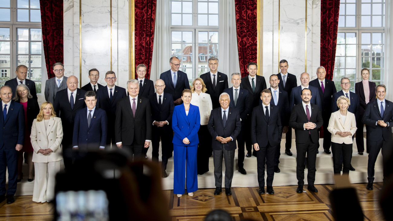A Miniszterelnöki Kommunikációs Főosztály által közreadott képen Orbán Viktor miniszterelnök (harmadik sor, j2) az Európai Unió nem hivatalos csúcstalálkozóján a koppenhágai Christiansborg palotában 2025. október 1-jén, az Európai Unió Tanácsának dán soros elnöksége idején. Az első sorban Ursula von der Leyen, az Európai Bizottság elnöke (j2) és António Costa, az Európai Tanács elnöke (j5).