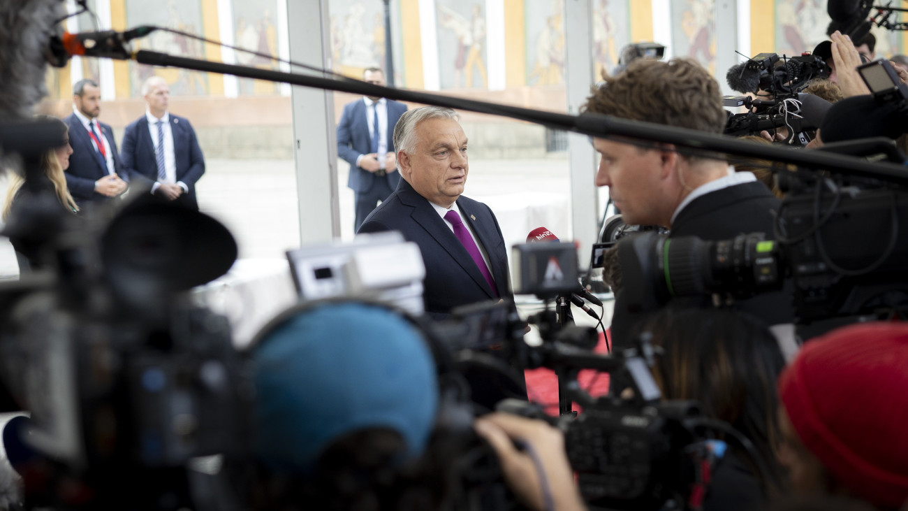 A Miniszterelnöki Kommunikációs Főosztály által közreadott képen az az Európai Unió nem hivatalos csúcstalálkozója érkező Orbán Viktor kormányfő nyilatkozik a sajtó munkatársainak a koppenhágai Christiansborg palotában 2025. október 1-jén, az Európai Unió Tanácsának dán soros elnöksége idején.