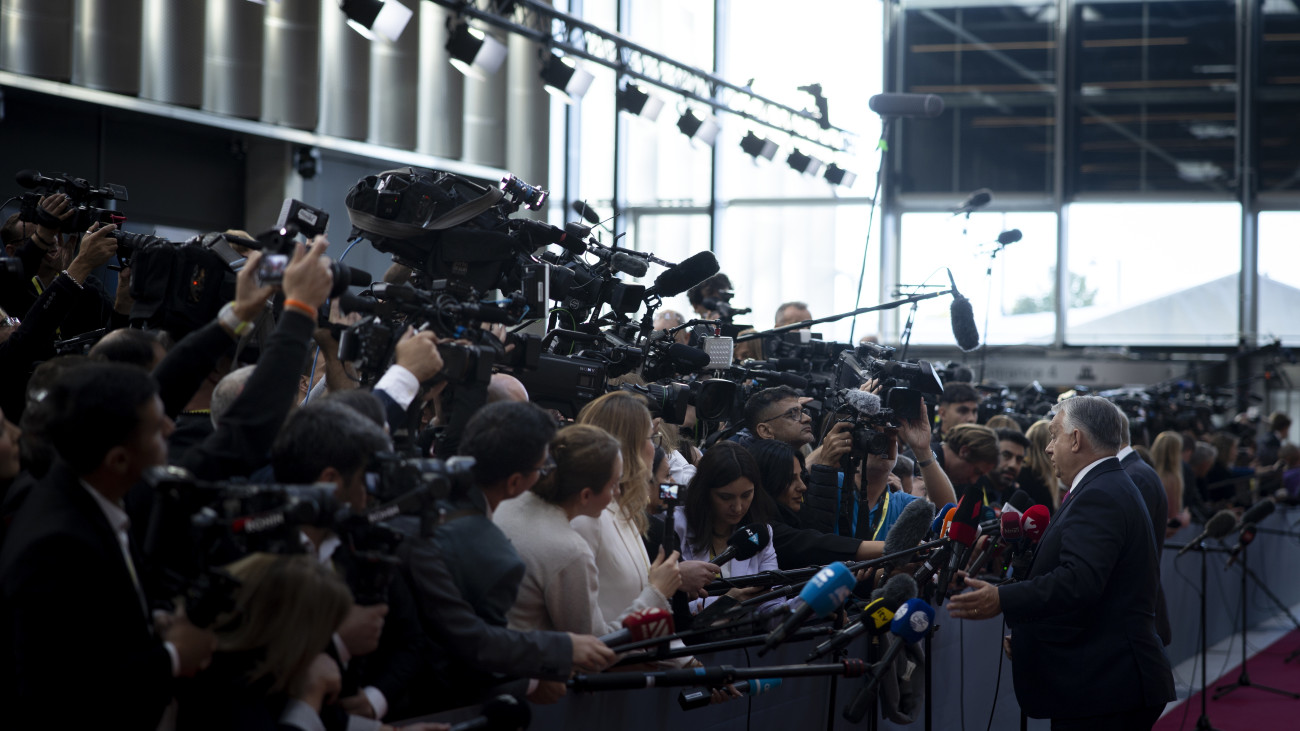 A Miniszterelnöki Kommunikációs Főosztály által közreadott képen Orbán Viktor miniszterelnök nyilatkozik az Európai Politikai Közösség (EPK) 7. csúcstalálkozóján Koppenhágában 2025. október 2-án. Európai Politikai Közösség tagállamainak vezetői félévente üléseznek. 
