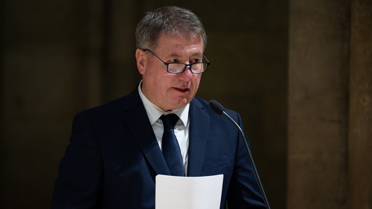 Prőhle Gergely, a Magyarországi Evangélikus Egyház országos felügyelője beszédet mond a Szent Márton-díj átadásán a Pannonhalmi Főapátság Szent Márton-bazilikájában 2024. november 15-én. Az elismerést a Reménysugár a Dél-Alföldi Hematológiai és Onkológiai Gyermekbetegekért Alapítvány és posztumusz Rudan Mária, a Magyarországi Szerzeteselöljárók Konferenciáinak Irodája munkatársa kapta.