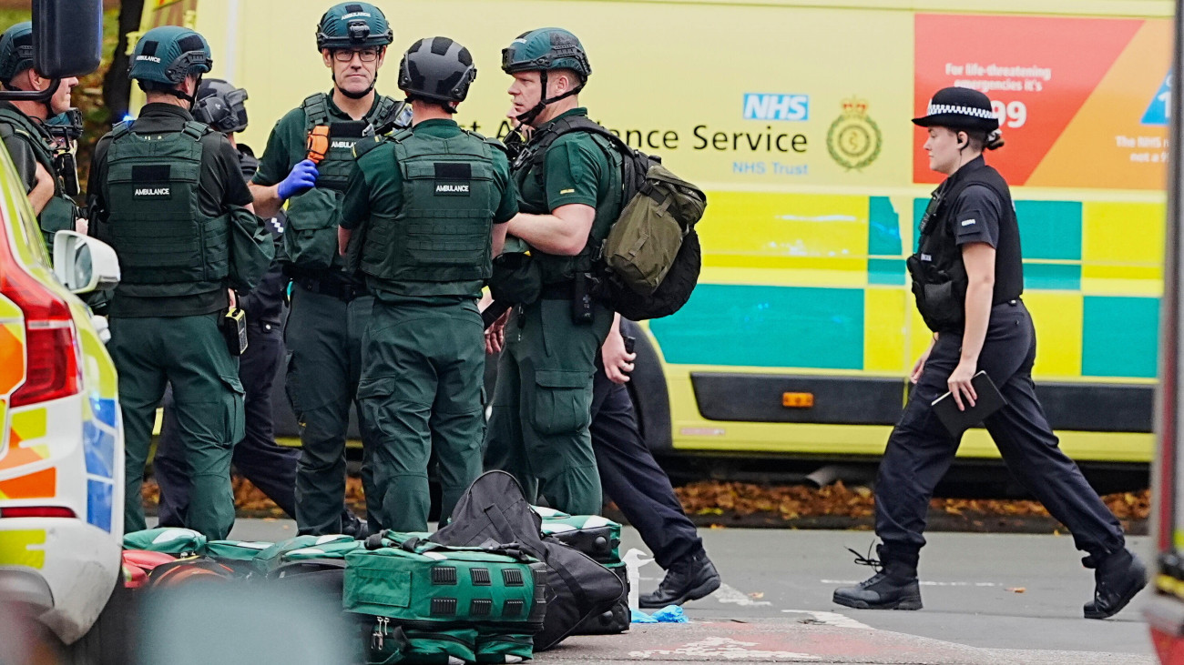 Mentőalakulatok tagjai a Heaton Park Hebrew Congregation nevű zsinagógánál történt támadás helyszínén 2025. október 2-án. A tájékoztatás szerint a feltételezett elkövető három embert autójával ütött el, a zsinagóga biztonsági őrét pedig megkéselte. A támadásban négyen megsérültek, az elkövetőt lelőtték.