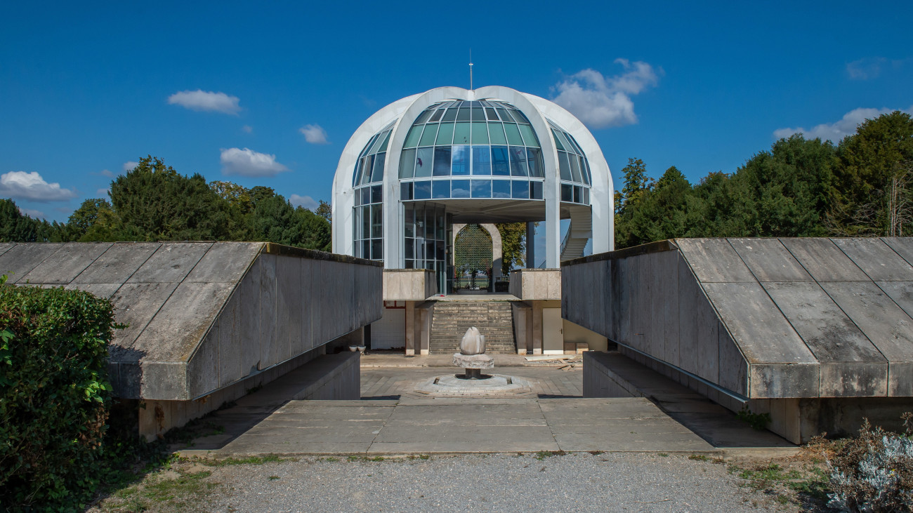A Mohácsi Nemzeti Emlékhely 2025. október 2-án. Megkezdődik a főtér és a környező utcák, valamint a Fogadalmi templom árkádsorának megújítását is magában foglaló beruházás Mohácson, valamint a nemzeti emlékhely megújítása Sátorhelyen.