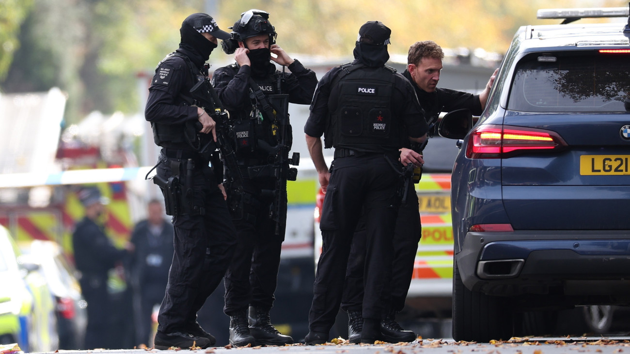 A helyszínen rendőrök 2025. október 2-án, miután egy merénylő embereket gázolt el és késelt meg egy manchesteri zsinagóga előtt. A zsidó vallás legfontosabb ünnepén, a jóm-kipúron, azaz az engesztelés napján elkövetett támadásban két ember életét vesztette, három megsebesült, a merénylőt lelőtték a rendőrök, de a halálát még nem erősítették meg.