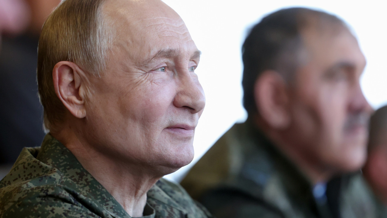 Vlagyimir Putyin orosz elnök felkeresi a Zapad-2025 fedőnevű orosz-fehérorosz hadgyakorlat színhelyét a Nyizsnyij Novgorod-i terüeleten fekvő Mulino gyakorlóterén a manőverek utosló napján, 2025. szeptember 16-án.