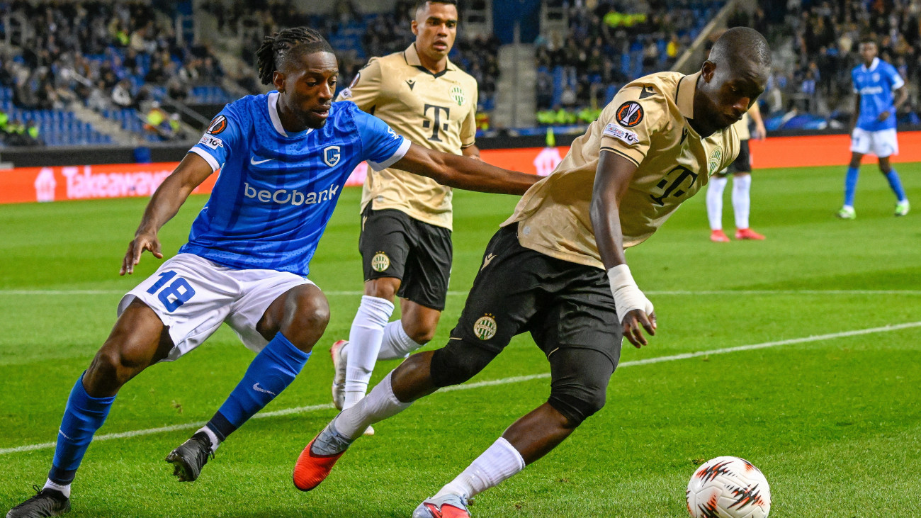 Ibrahim Cissé (j), a Ferencváros és Joris Kayembe (b), a Genk játékosa a labdarúgó Európa-liga alapszakaszának második fordulójában játszott Genk - Ferencvárosi TC mérkőzésen a genki Cegeka Arénában 2025. október 2-án.