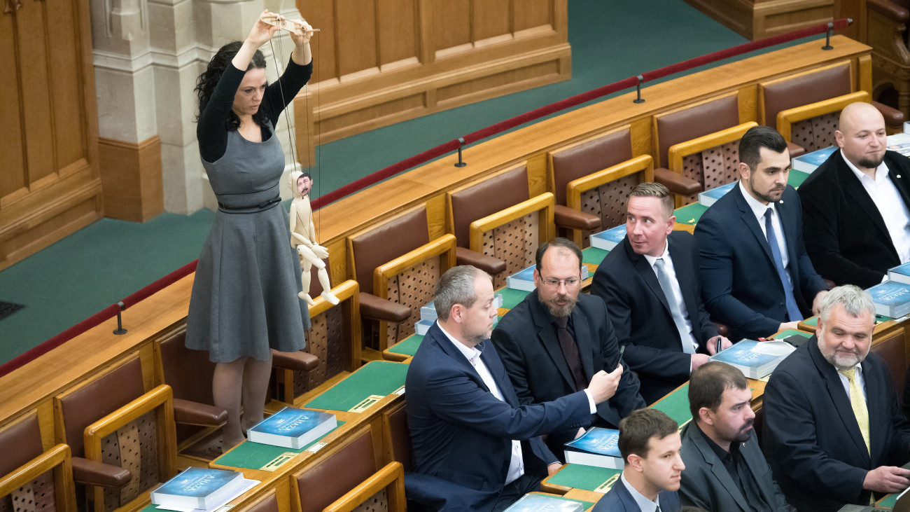 Az államfőt mintázó marionettbábot tart kezében Szabó Tímea független képviselő, a Párbeszéd Magyarországért (PM) társelnöke Áder János újraválasztott köztársasági elnök eskütétele közben az Országgyűlés plenáris ülésén 2017. május 8-án. A Fidesz-KDNP államfőjelöltjét az Országgyűlés 131 szavazattal választotta újra március 13-án.