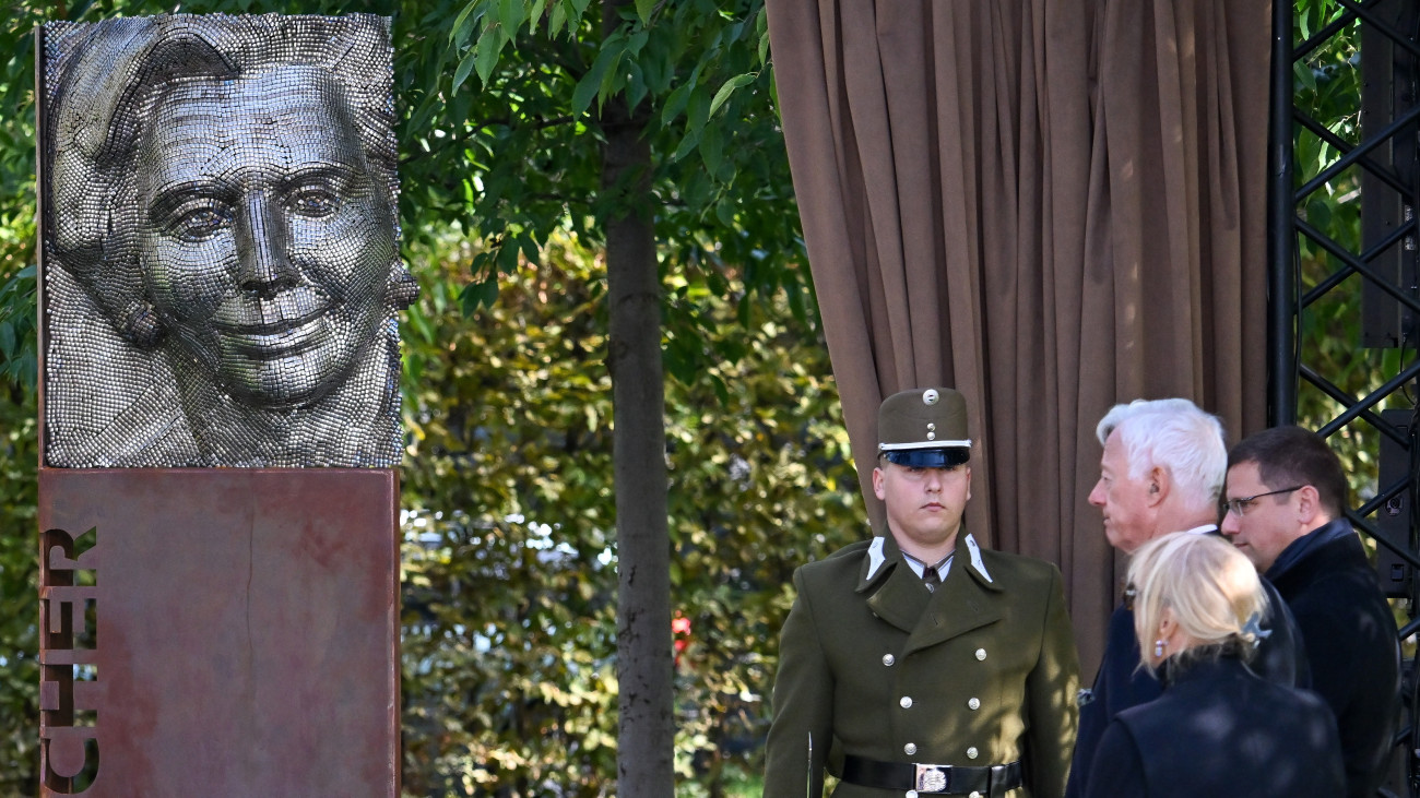 Gulyás Gergely, a Miniszterelnökséget vezető miniszter (j) és Sir Mark Thatcher, Margaret Thatcher fia (j2) Margaret Thatcher egykori brit miniszterelnök szobrának ünnepélyes felavatásán a Millenáris Parkban 2025. október 3-án.