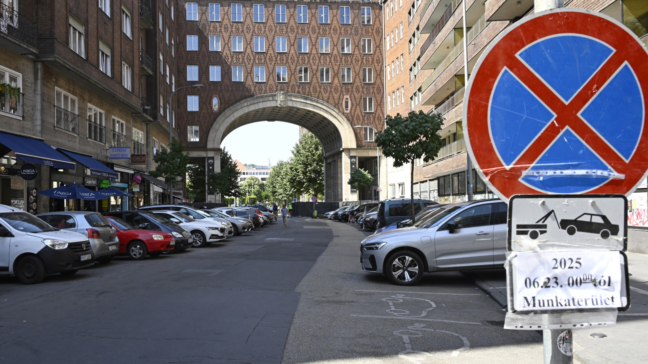 Megállást tiltó tábla Erzsébetvárosban, a Madách Imre téren 2025. június 22-én. A kerület belső részén változik a közlekedés a nyár végéig: több utcaszakaszt csak a gyalog és kerékpárral közlekedők vehetnek majd igénybe, bizonyos utcákba csak engedéllyel lehet majd behajtani, valamint több helyen is megváltozik a jelenleg érvényben lévő haladási irány.