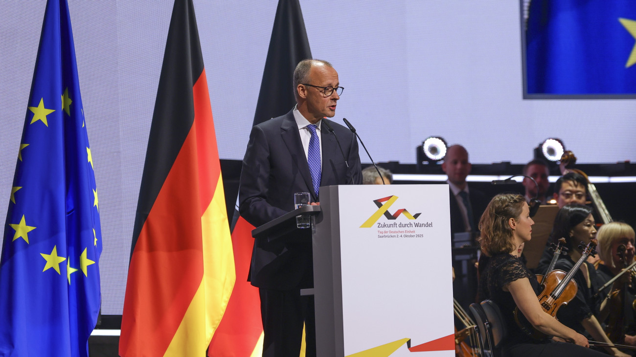 Friedrich Merz német kancellár beszél a két Németország 1990-es újraegyesítéséről megemlékező német egység napjának alkalmából tartott ünnepségen Saarbrückenben 2025. október 3-án.