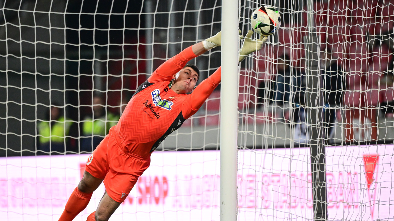 Samuel Petrás, a Győr kapusa gólt kap a labdarúgó Fizz Liga 9. fordulójában játszott Debreceni VSC - ETO FC mérkőzésen a debreceni Nagyerdei Stadionban 2025. október 4-én.