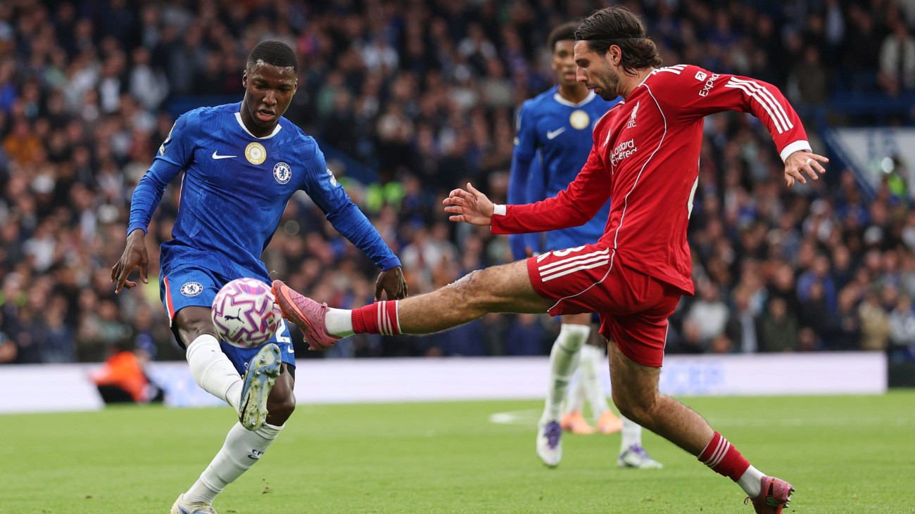 Szoboszlai Dominik, a Liverpool (j) és Moises Caicedo, a Chelsea játékosa az angol labdarúgó-bajnokság hetedik fordulójában játszott Chelsea - FC Liverpool mérkőzésen a londoni Stamford Bridge stadionban 2025. október 4-én. A találkozót a Chelsea nyerte 2-1-re.